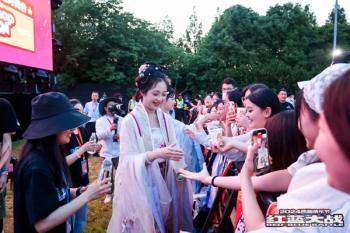 随着回春丹乐队鼓点的落下 期两天的2024西施音乐节在诸暨市西施故里旅游区精彩收官